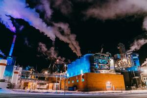 nuit photographier de le le plus grand papier production industrie dans Scandinavie photo