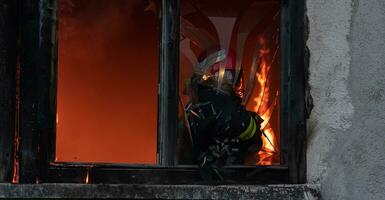 sapeur pompier héros porter bébé fille en dehors de brûlant bâtiment zone de Feu incident. porter secours gens de dangereux endroit photo