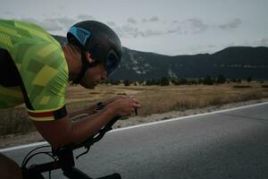 athlète de triathlon faisant du vélo photo