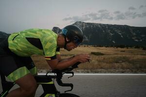 athlète de triathlon faisant du vélo photo