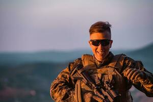 soldat portrait sur le coucher du soleil local héros Urbain Légende authentique photo