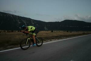 athlète de triathlon faisant du vélo photo