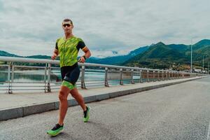 un athlète fonctionnement une marathon et en train de préparer pour le sien concours. photo de une marathon coureur fonctionnement dans un Urbain environnement