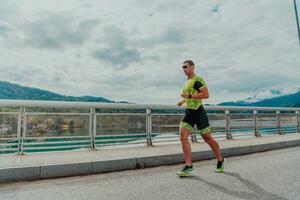 un athlète fonctionnement une marathon et en train de préparer pour le sien concours. photo de une marathon coureur fonctionnement dans un Urbain environnement