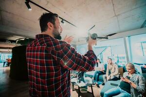 une barbu homme dans une moderne Bureau expliquant à le sien Jeune diverse équipe Comment une drone travail photo