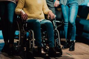 proche en haut photo de une femme avec une invalidité séance dans une fauteuil roulant dans le Bureau