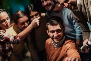 diverse équipe de les hommes d'affaires prise selfie Photos sur téléphone intelligent tandis que dans moderne Bureau