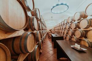 du vin ou Cognac barils dans le cave de le vignoble, en bois du vin barils dans perspective. du vin coffres-forts.vintage chêne barils de artisanat Bière ou Brandy. photo