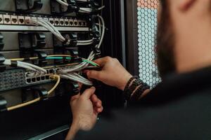 proche en haut de technicien réglage en haut réseau dans serveur pièce photo