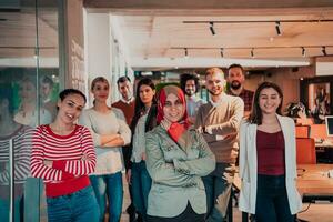 une diverse groupe de réussi affaires gens dans une moderne verre bureau. photo