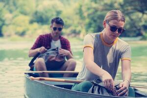 couple d'explorateurs sur la rivière sauvage photo