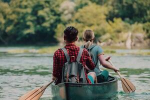 couple aventureux explorateur copains sont canoë dans une sauvage rivière entouré par le magnifique la nature photo