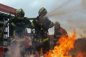 sapeurs pompiers bats toi le Feu flamme à contrôle Feu ne pas à diffusion dehors. sapeur pompier industriel et Publique sécurité concept. circulation ou voiture accident porter secours et Aidez-moi action. photo