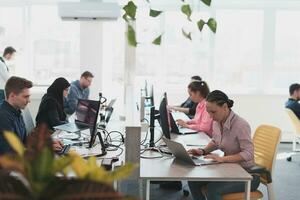 collaboratif processus de multiculturel qualifié Jeune affaires équipe pendant réflexion réunion dans bureau.diverse groupe de Jeune gens habillé dans formel porter coopérer sur développement conception projet photo