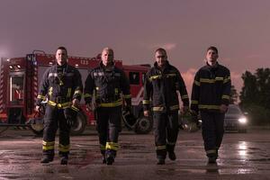 courageux sapeurs pompiers équipe en marchant à le caméra. dans Contexte ambulanciers et pompiers porter secours équipe bats toi Feu dans voiture accident, Assurance et enregistrer les peuples vies concept. photo