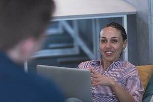 la programmation. homme travail sur ordinateur dans il bureau, séance à bureau l'écriture codes. programmeur dactylographie Les données code, travail sur projet dans Logiciel développement entreprise photo