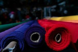 intérieur de un industriel entrepôt avec en tissu Rouleaux échantillons. petit affaires textile coloré entrepôt. photo