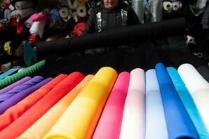 intérieur de un industriel entrepôt avec en tissu Rouleaux échantillons. petit affaires textile coloré entrepôt. photo