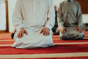 une groupe de les musulmans dans une moderne mosquée prier le musulman prière namaz, pendant le saint mois de Ramadan photo