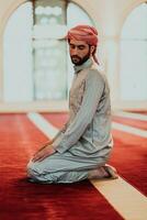 une musulman prier dans une moderne mosquée pendant le saint musulman mois de Ramadan photo