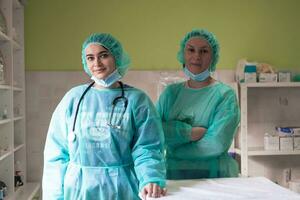 portrait de médecins portant l'uniforme et se préparant à faire une opération chirurgicale au théâtre de l'hôpital. notion médicale. photo