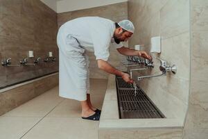 une musulman performant ablution. rituel religieux nettoyage de les musulmans avant performant prière. le processus de nettoyage le corps avant prière photo