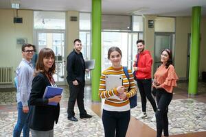 élèves dans écoles après une coronaire virus pandémie photo