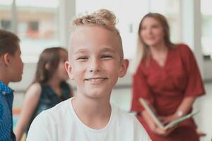 en train de lire temps dans un élémentaire école ou Jardin d'enfants, une prof lit une livre à les enfants dans un élémentaire école ou Jardin d'enfants. le concept de préscolaire éducation. sélectif concentrer photo