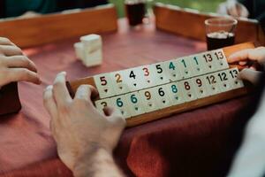 une groupe de Hommes boisson traditionnel turc thé et jouer une turc Jeu appelé bien photo