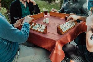 une groupe de Hommes boisson traditionnel turc thé et jouer une turc Jeu appelé bien photo