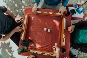 une groupe de Hommes boisson traditionnel turc thé et jouer une turc Jeu appelé bien photo