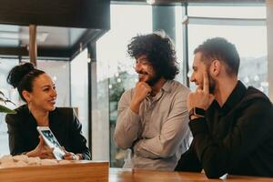 un groupe d'amis traînant dans un café, et parmi eux se trouve une tablette. photo