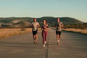 Trois coureurs sprint en plein air - sportif gens formation dans une Urbain zone, en bonne santé mode de vie et sport concepts photo