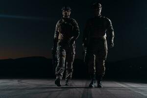 soldats équipe dans nuit mission photo