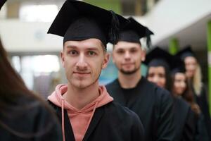 groupe d'étudiants diplômés internationaux divers célébrant photo