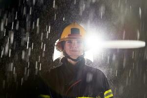 portrait de une femelle sapeur pompier permanent et en marchant courageux et optimiste. photo