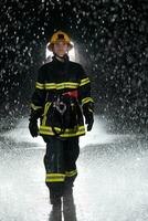 portrait de une femelle sapeur pompier permanent et en marchant courageux et optimiste. photo