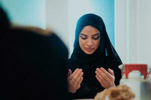 musulman femme fabrication iftar dua à Pause jeûne pendant Ramadan. photo