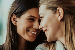 divers amis filles couple de lesbiennes étreindre. les femmes élégantes et cool de la génération z qui sortent amoureuses profitent de relations amoureuses photo