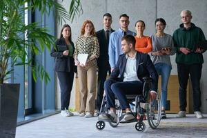 diverse groupe de affaires personnes, comprenant une homme d'affaire dans une fauteuil roulant dans une moderne Bureau photo