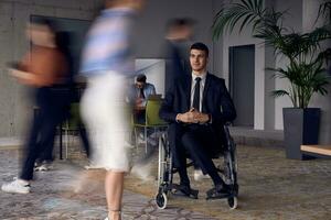 une homme d'affaire dans une fauteuil roulant dans une moderne bureau, entouré par le sien collègues qui sont dépeint avec flou mouvements, symbolisant leur soutien et solidarité comme elles ou ils naviguer le espace de travail ensemble. photo