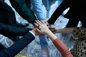 une Haut vue photo de groupe de les hommes d'affaires en portant mains ensemble à symboliser unité et force
