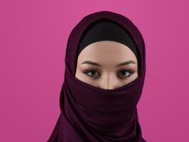 moderne musulman femme portant élégant hijab décontractée porter isolé sur rose Contexte. diverse gens modèle hijab mode concept. photo