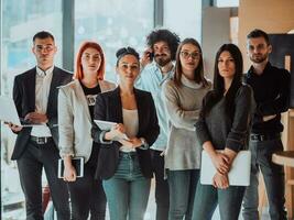 groupe de gens d'affaires prospères debout ensemble au bureau. photo