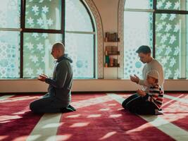 une groupe de les musulmans dans une moderne mosquée prier le musulman prière namaz, pendant le saint mois de Ramadan photo