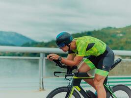 plein longueur portrait de un actif triathlète dans tenue de sport et avec une protecteur casque équitation une vélo. sélectif concentrer photo