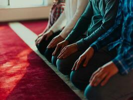 une groupe de les musulmans dans une moderne mosquée prier le musulman prière namaz, pendant le saint mois de Ramadan photo