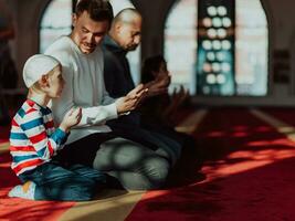 une groupe de les musulmans dans une moderne mosquée prier le musulman prière namaz, pendant le saint mois de Ramadan photo