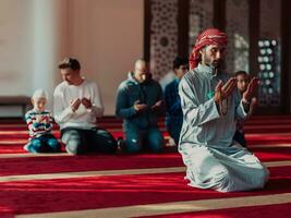 une groupe de les musulmans dans une moderne mosquée prier le musulman prière namaz, pendant le saint mois de Ramadan photo