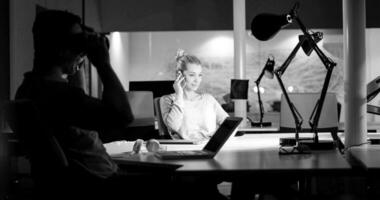 jeunes créateurs au bureau de nuit photo